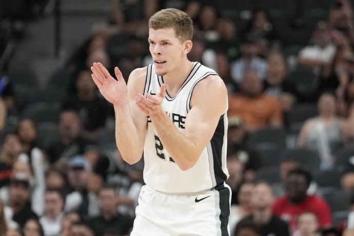 自由球员莱利·米尼克斯与马刺队达成双向合同续约